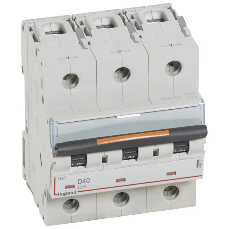 Disjoncteur DX 25kA arrivée haute et départ bas à vis 3P 400V~ 40A courbe D 4,5 modules (409837)