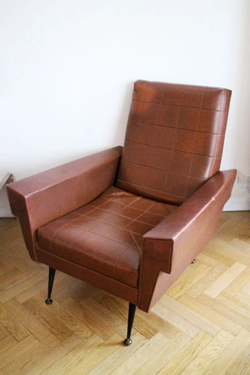 Fauteuil skaï marron pieds compas 1950's